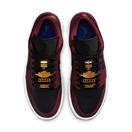 Jordan Low Dark Beetroot Black (W) beide Schuhe zusammen