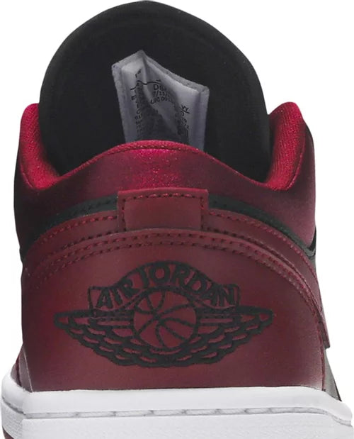 Jordan Low Dark Beetroot Black (W) beide Schuhe zusammen