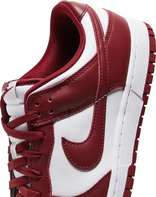 auf dem bild wird dir der nike dunk low in bordeaux roter farbe gezeigt von einem neuen winkel