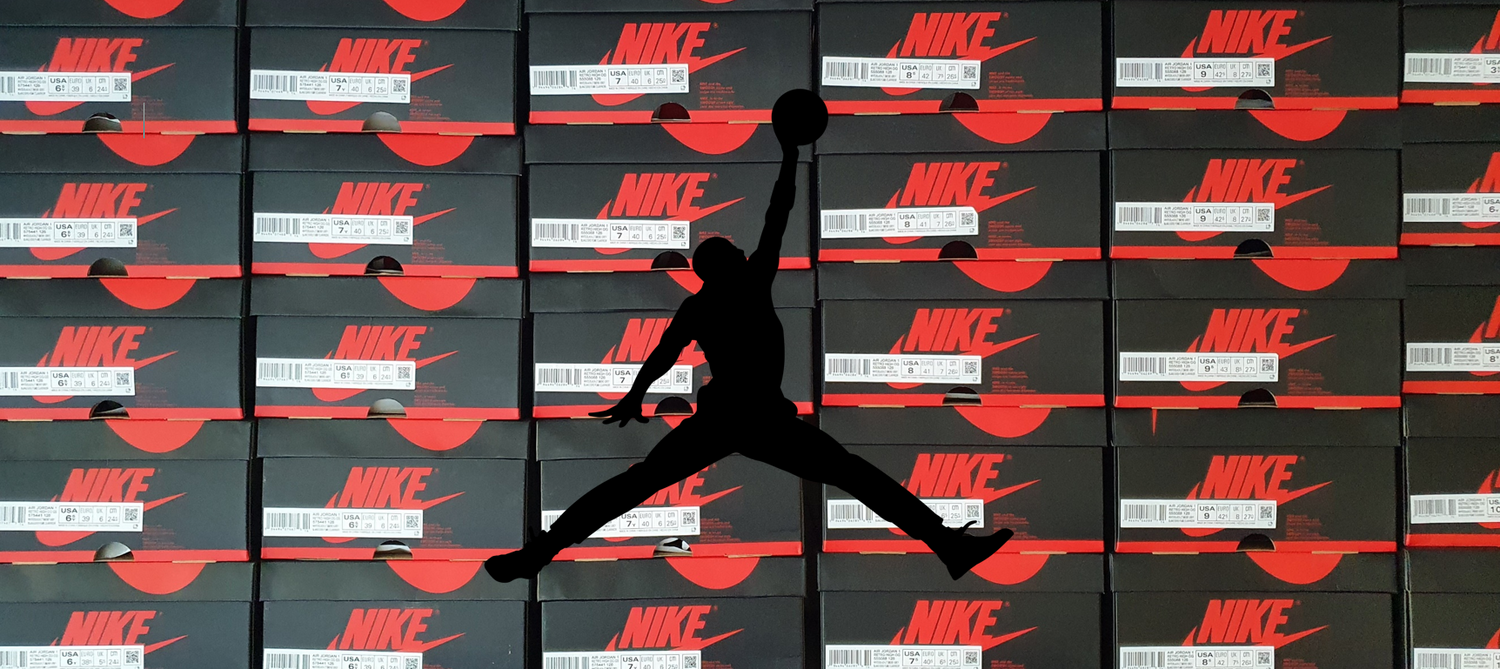 Schuhboxen von den airjordan1 modellen. im vordergrund ein jordan logo