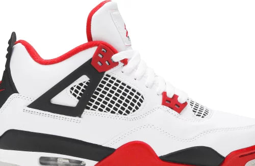 Jordan 4 Retro Fire Red (2020) (GS) Detailansicht linker Schuh