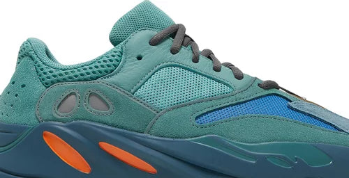 Adidas Yeezy Boost 700 Faded Azure Detailansicht linker Schuh