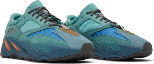 Adidas Yeezy Boost 700 Faded Azure beide Schuhe zusammen