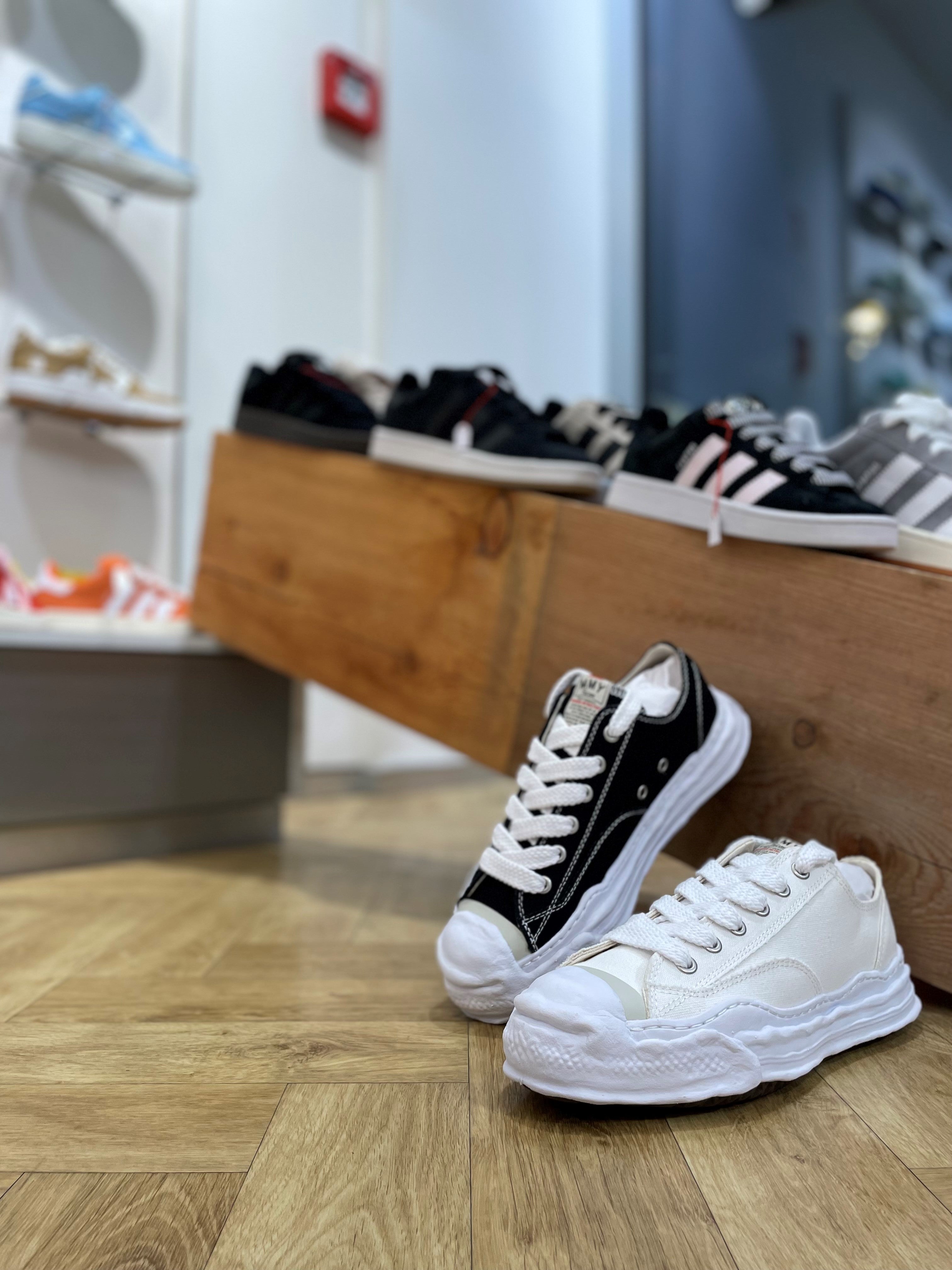 Designer Sneaker von Maison Mihara, angelehnt an einem holzbalken in dem Sneakerstore in Bern welcher nun aber vorübergehend geschlossen ist.