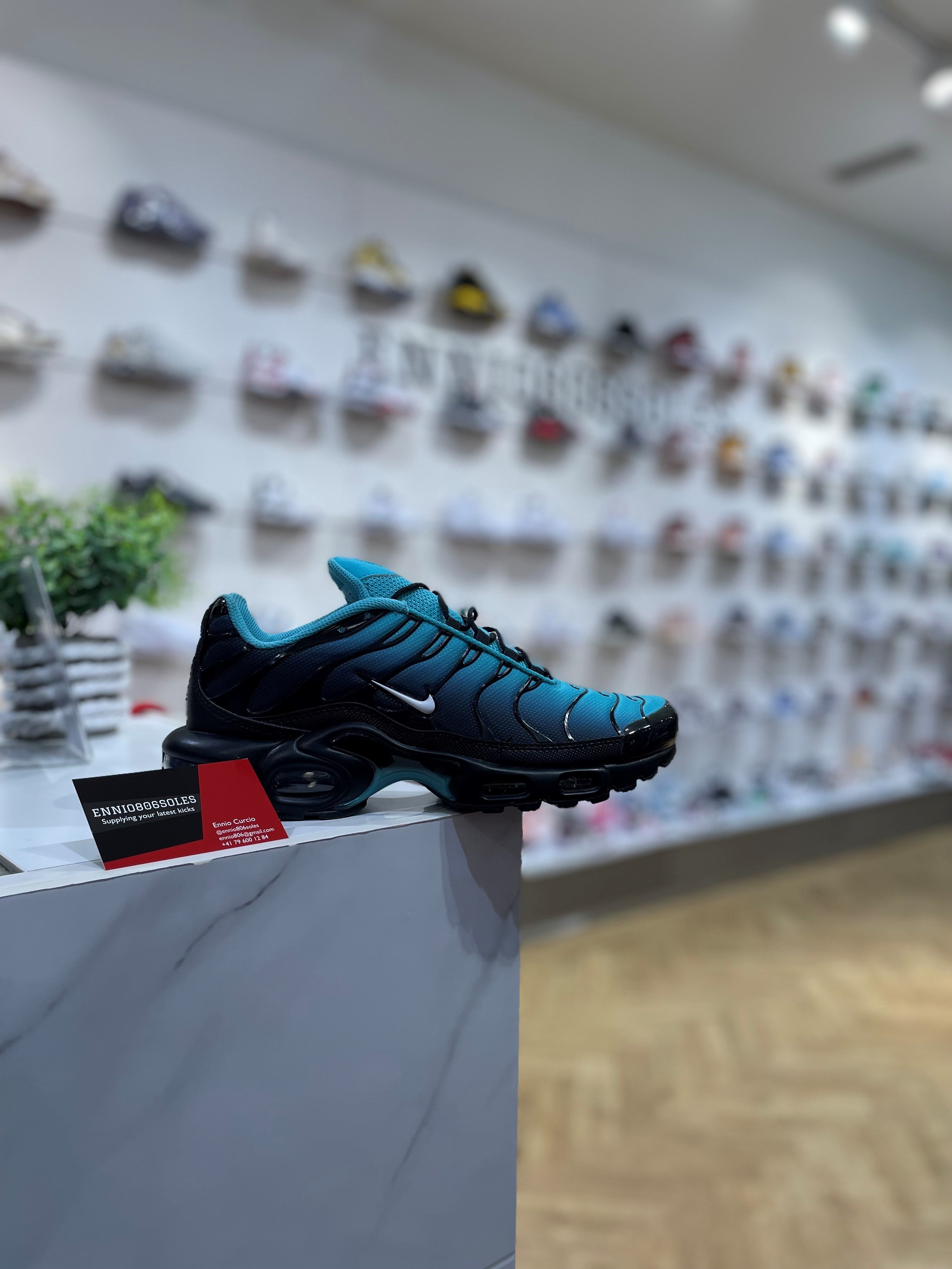 Der Air Max Plus in schwarz blau mit einem schönen farbverlauf. der schuh steht auf der kasse im store in bern, welcher nun aber vorübergehend geschlossen ist