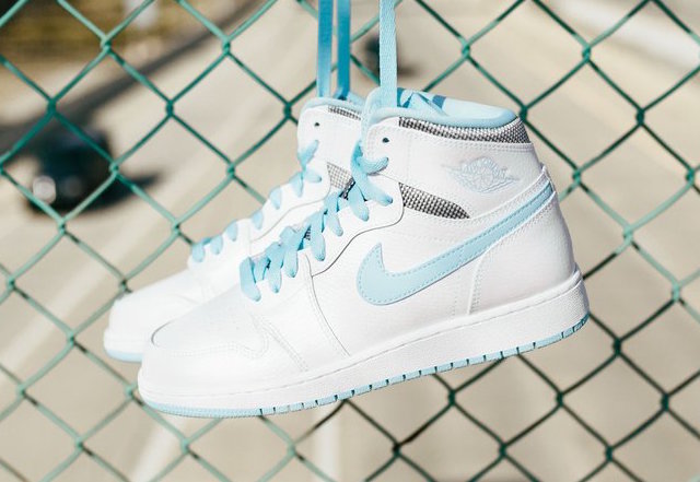 Jordan  Retro High White Still Blue (GS) ansicht Aussensohle