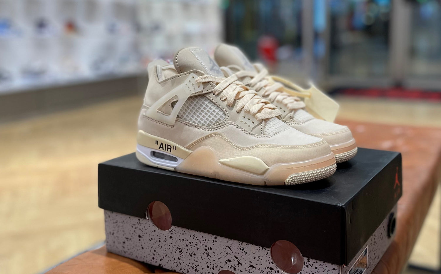 der jordan 4 von off white in den sail farben mit dem zip tie von off white steht auf der schuhbox im ehemaligen laden in bern